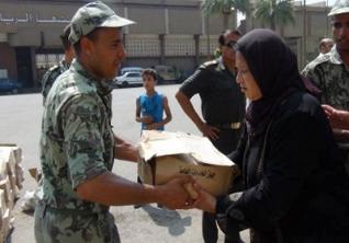 قوات الجيش أثناء توزيع مواد تموينية